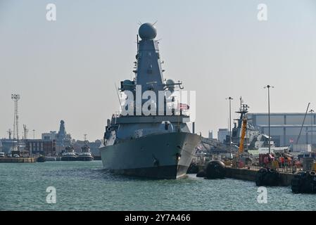 HMS Dauntless un cacciatorpediniere Type 45 della Royal Navy britannica attraccò nella base navale di Portsmouth in Inghilterra. Settembre 2024. Foto Stock