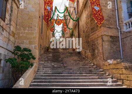 LA VALLETTA, MALTA - 04 SETTEMBRE 2024: Vista su strada di Senglea, un'antica città fortificata vicino la Valletta, una delle tre città sul lato sud del Gra Foto Stock