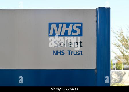 Insegna bianca e blu all'aperto per il Solent NHS Trust. Settembre 2024. Foto Stock