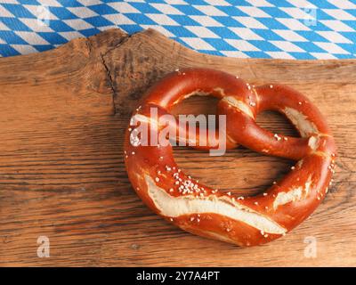 Gustoso pretzel bavarese su una tavola di legno, cucina tradizionale tedesca, concetto Oktoberfest Foto Stock