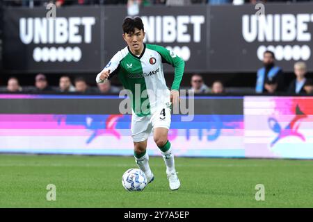 Nijmegen, Paesi Bassi. 28 settembre 2024. NIJMEGEN, PAESI BASSI - SETTEMBRE 28: Hwang in-Beom del Feyenoord controlla la palla durante l'incontro olandese Eredivisie tra NEC e Feyenoord a Goffertstadion il 28 settembre 2024 a Nijmegen, Paesi Bassi. (Foto di Peter Lous/Orange Pictures) credito: Orange Pics BV/Alamy Live News Foto Stock