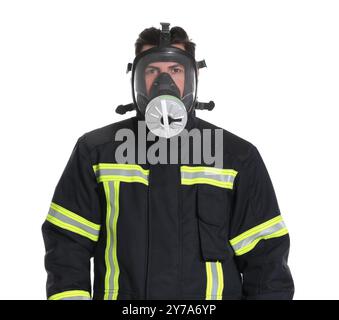 Ritratto del vigile del fuoco in uniforme e maschera antigas su sfondo bianco Foto Stock