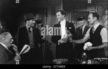 C. AUBREY SMITH, ZOLTAN KORDA e JOHN CLEMENTS filmano la scena finale nelle QUATTRO PIUME 1939 regista VINCENT KORDA romanzo A.E.W. MASON Screenplay R.C. SHERRIFF direttore della fotografia GEORGES PERINAL Music MIKLOS ROZSA produttore ALEXANDER KORDA London Film Productions / United Artists Foto Stock