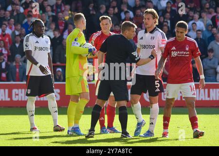 Nottingham, Regno Unito. 28 settembre 2024. Il difensore del Fulham Calvin Bassey (3), il portiere del Fulham Bernd Leno (1), l'attaccante del Nottingham Forest Chris Wood (11), il difensore del Fulham Joachim Andersen (5) e il centrocampista del Nottingham Forest Nicolas Dominguez (16) circondano l'arbitro Jack Simpson dopo aver rifiutato un gol del Nottingham Forest durante la partita Nottingham Forest FC contro Fulham FC English Premier League al City Ground, Nottingham, Inghilterra, United News 28 settembre 2024 Foto Stock