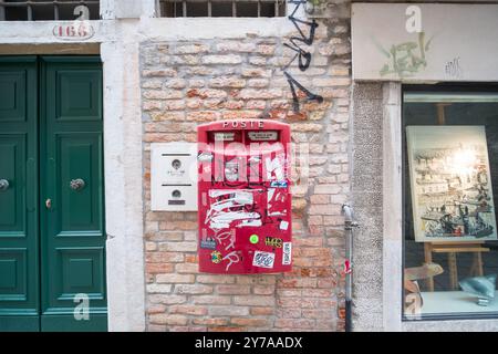 Venezia, Italia - 20 maggio 2017: Cassetta postale rossa su cemento grungioso. Foto Stock