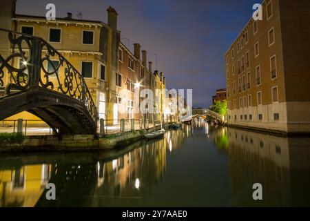 Venezia, Italia - 20 maggio 2017: Veduta notturna degli edifici lungo il canale di Venezia Foto Stock