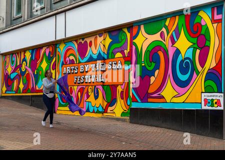 Bournemouth, Dorset, Regno Unito. 28 settembre 2024. Migliaia di persone si recano a Bournemouth per il Festival Arts by the Sea con il tema del gusto, un momento divertente con teatro bizzarro, danza e musica, con spettacoli spettacolari e installazioni ispiratrici per l'intrattenimento gratuito per tutta la famiglia. Crediti: Carolyn Jenkins/Alamy Live News Foto Stock