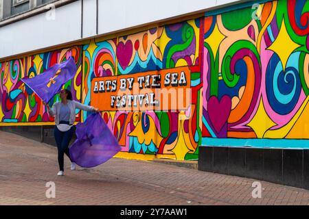 Bournemouth, Dorset, Regno Unito. 28 settembre 2024. Migliaia di persone si recano a Bournemouth per il Festival Arts by the Sea con il tema del gusto, un momento divertente con teatro bizzarro, danza e musica, con spettacoli spettacolari e installazioni ispiratrici per l'intrattenimento gratuito per tutta la famiglia. Crediti: Carolyn Jenkins/Alamy Live News Foto Stock