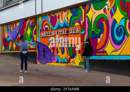 Bournemouth, Dorset, Regno Unito. 28 settembre 2024. Migliaia di persone si recano a Bournemouth per il Festival Arts by the Sea con il tema del gusto, un momento divertente con teatro bizzarro, danza e musica, con spettacoli spettacolari e installazioni ispiratrici per l'intrattenimento gratuito per tutta la famiglia. Crediti: Carolyn Jenkins/Alamy Live News Foto Stock