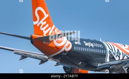 Larnaca, Cipro - 24 maggio 2024: Vista ravvicinata posteriore di SkyUp Airlines Boeing 737-700 (con FC Shakhtar Livery) Foto Stock