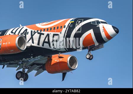 Larnaca, Cipro - 24 maggio 2024: SkyUp Airlines Boeing 737-700 (con FC Shakhtar Livery) in avvicinamento alla pista, atterraggio in discesa, preparazione al contatto Foto Stock