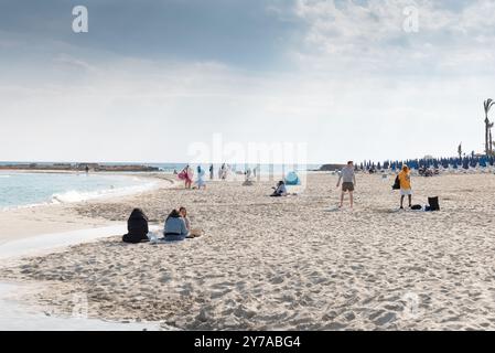 Ayia Napa, Cipro - 25 marzo 2022: Le persone si godono una giornata di sole sulla spiaggia sabbiosa di Nissi Beach a Cipro Foto Stock