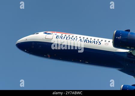 Larnaca, Cipro - 24 maggio 2024: Aereo della British Airways in volo nel cielo blu Foto Stock