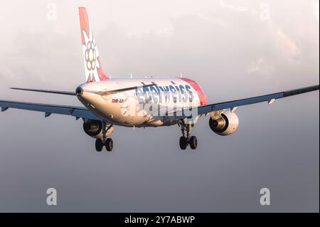 Larnaca, Cipro - 24 maggio 2024: Airbus A320-214 dell'aereo Edelweiss Air atterra all'aeroporto di Larnaca Foto Stock