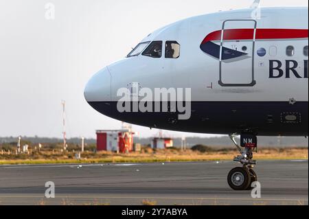 Larnaca, Cipro - 24 maggio 2024: Vista laterale dell'Airbus A320-251N della British Airways presso la pista dell'aeroporto di Larnaca Foto Stock