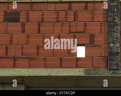 Missing Piece, Another Brick on the Wall – Urban Tetris Concept. Edificio in costruzione. Foto Stock