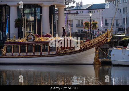 Londra, Regno Unito. 28 settembre 2024. La chiatta reale è ormeggiata al molo di St Katharine a Londra. La chiatta reale, Gloriana, è usata in occasioni speciali dalla famiglia reale sul Tamigi a Londra, Regno Unito. La barca reale misura 84 piedi (25,6 metri) di lunghezza ed è alimentata da 18 esperti rematori e due motori elettrici. La barca è coperta da foglie d'oro da 23,5 carati. (Foto di Krisztian Elek/SOPA Images/Sipa USA) credito: SIPA USA/Alamy Live News Foto Stock