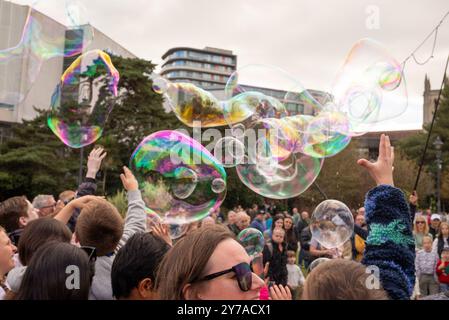 Bournemouth, Dorset, Inghilterra, Regno Unito, 28 settembre 2024. Festival Arts by the Sea. Squidge e Pop Bubble Spectacular intratterranno la folla degli amanti delle performance art. Crediti: Paul Biggins/Alamy Live News Foto Stock