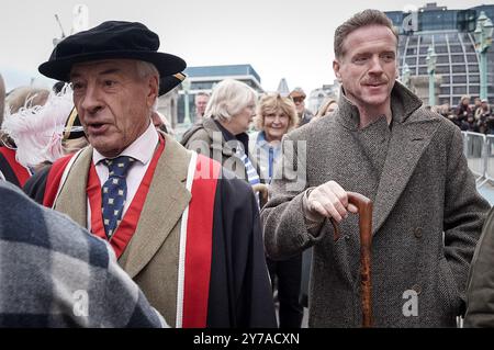 Londra, Regno Unito. 29 settembre 2024. Sheep Drive attraversa il Southwark Bridge. L'attore Damien Lewis, egli stesso Freeman of the City, si unisce al gregge durante l'annuale Sheep Drive. La Worshipful Company of Woolmen Sheep Drive è condotta attraverso il Southwark Bridge da Freemen della City di Londra, che storicamente ha permesso di portare bestiame e attrezzi in città senza pagare tasse. Crediti: Guy Corbishley/Alamy Live News Foto Stock