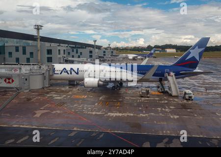 Due aerei LAN parcheggiati all'aeroporto di Guarulhos alle dita in una giornata di sole, San Paolo, Brasile Foto Stock