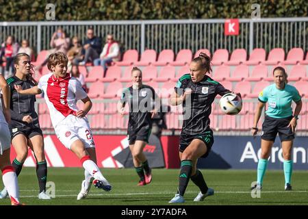 Amsterdam, Paesi Bassi. 29 settembre 2024. AMSTERDAM, 29-09-2024, De Toekomst, Azerion Eredivisie vrouwen, Ajax - PEC (donne), stagione 2024/2025, durante la partita Ajax - PEC (donne), Ajax player Isa Kardinaal crediti: Pro tiri/Alamy Live News Foto Stock