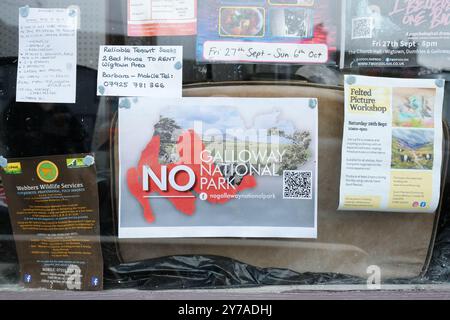 Poster che dice di no il proposto Parco Nazionale di Galloway in una vetrina a Wigtown Wigtownshire Scozia nel settembre 2024 Foto Stock