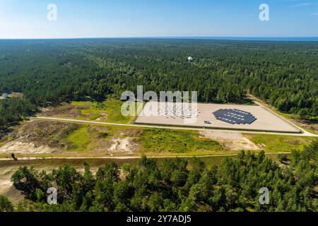 Vista aerea dell'area ristretta del radiotelescopio Irbene in Lettonia, Europa Foto Stock