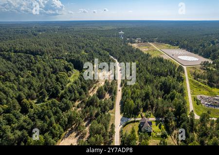 Vista aerea dell'area ristretta del radiotelescopio Irbene in Lettonia, Europa Foto Stock