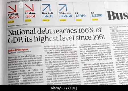 "Il debito nazionale raggiunge il 100% del PIL, il suo livello più alto dal 1961" titolo del quotidiano Guardian pre budget Economy articolo 21 settembre 2024 Londra Regno Unito Foto Stock