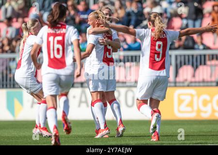 Amsterdam, Paesi Bassi. 29 settembre 2024. AMSTERDAM, 29-09-2024, De Toekomst, Azerion Eredivisie vrouwen, Ajax - PEC (donne), stagione 2024/2025, durante la partita Ajax - PEC (donne), la giocatrice dell'Ajax Tiny Hoekstra segna e festeggia 1-1 crediti: Pro Shots/Alamy Live News Foto Stock