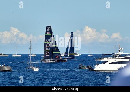 Fronte mare Porto Olimpico: Luna Rossa Prada Pirelli e INEO Britannia combattono al marchio CREDITI FOTOGRAFICI: © Alexander Panzeri/PPL Foto Stock