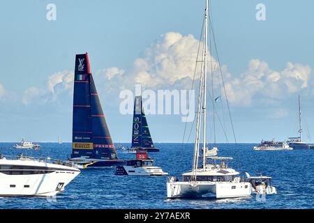 Fronte mare Porto Olimpico: Luna Rossa Prada Pirelli e INEO Britannia combattono al marchio CREDITI FOTOGRAFICI: © Alexander Panzeri/PPL Foto Stock