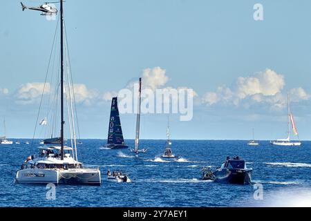 Fronte mare Porto Olimpico: Luna Rossa Prada Pirelli e INEO Britannia combattono al marchio CREDITI FOTOGRAFICI: © Alexander Panzeri/PPL Foto Stock