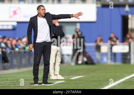 Zwolle, NLD. 28 settembre 2024. ZWOLLE, 29-09-2024, MAC3PARK Stadium, stagione 2024/2025, Eredivisie Football olandese. L'allenatore dell'Almere City Hedwiges Maduro durante la partita PEC Zwolle - Almere City Credit: Pro Shots/Alamy Live News Foto Stock