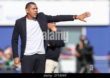 Zwolle, NLD. 28 settembre 2024. ZWOLLE, 29-09-2024, MAC3PARK Stadium, stagione 2024/2025, Eredivisie Football olandese. L'allenatore dell'Almere City Hedwiges Maduro durante la partita PEC Zwolle - Almere City Credit: Pro Shots/Alamy Live News Foto Stock