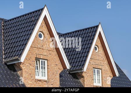 Doppio timpano su casa semi-indipendente con facciata in mattoni clinker Foto Stock