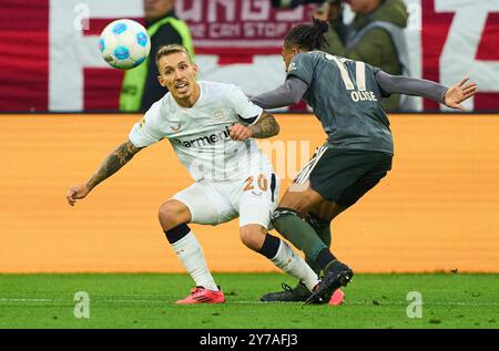 Michael Olise (FCB 17) competono per il pallone, tackle, duello, colpo di testa, zweikampf, azione, lotta contro Alejandro Grimaldo, Lev 20 nella partita FC BAYERN MUENCHEN - BAYER 04 LEVERKUSEN 1-1 il 28 settembre 2024 a Monaco, Germania. Stagione 2024/2025, 1.Bundesliga, FCB, München, giorno 5, fotografo Spieltag: Peter Schatz - LE NORMATIVE DFL VIETANO QUALSIASI USO DI FOTOGRAFIE come SEQUENZE DI IMMAGINI e/o QUASI-VIDEO - Foto Stock