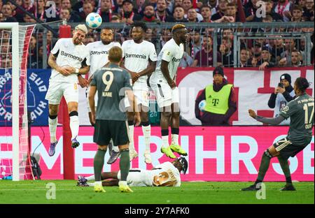 Calcio di punizione di Michael Olise (FCB 17) contro Robert Andrich, Lev 8 Jonathan TAH, Lev 4 Edmond TAPSOBA, Lev 12 Victor Boniface, Lev 22 nella partita FC BAYERN MUENCHEN - BAYER 04 LEVERKUSEN 1-1 il 28 settembre 2024 a Monaco, Germania. Stagione 2024/2025, 1.Bundesliga, FCB, München, giorno 5, fotografo Spieltag: Peter Schatz - LE NORMATIVE DFL VIETANO QUALSIASI USO DI FOTOGRAFIE come SEQUENZE DI IMMAGINI e/o QUASI-VIDEO - Foto Stock