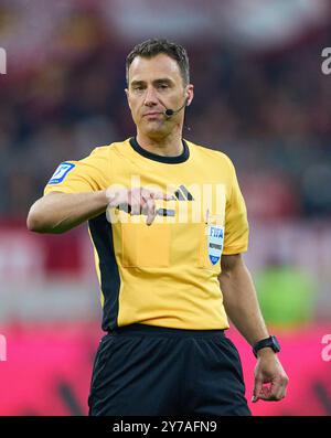 Arbitro Felix Zwayer con fischietto, gesti, spettacoli, orologio, azione individuale, Schiedsrichter, Hauptschiedsrichter, schiri, Pfeiffe, Pfiff, nella partita FC BAYERN MUENCHEN - BAYER 04 LEVERKUSEN 1-1 il 28 settembre 2024 a Monaco, Germania. Stagione 2024/2025, 1.Bundesliga, FCB, München, giorno 5, fotografo Spieltag: Peter Schatz - LE NORMATIVE DFL VIETANO QUALSIASI USO DI FOTOGRAFIE come SEQUENZE DI IMMAGINI e/o QUASI-VIDEO - Foto Stock