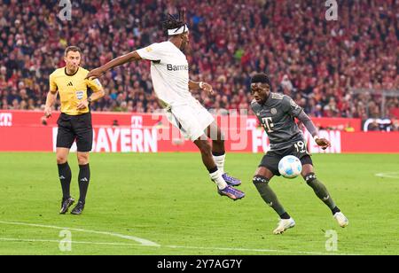 Alphonso DAVIES, FCB 19 competono per il pallone, tackle, duello, colpo di testa, zweikampf, azione, lotta contro Jeremie FRIMPONG, LEV 30 nella partita FC BAYERN MUENCHEN - BAYER 04 LEVERKUSEN 1-1 il 28 settembre 2024 a Monaco, Germania. Stagione 2024/2025, 1.Bundesliga, FCB, München, giorno 5, fotografo Spieltag: Peter Schatz - LE NORMATIVE DFL VIETANO QUALSIASI USO DI FOTOGRAFIE come SEQUENZE DI IMMAGINI e/o QUASI-VIDEO - Foto Stock