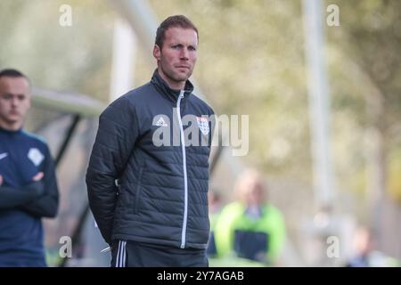 Amsterdam, Paesi Bassi. 29 settembre 2024. AMSTERDAM, 29-09-2024, De Toekomst, Azerion Eredivisie vrouwen, Ajax - PEC (donne), stagione 2024/2025, durante la partita Ajax - PEC (donne), PEC Zwolle allenatore/allenatore Jim Brinkhof crediti: Pro Shots/Alamy Live News Foto Stock