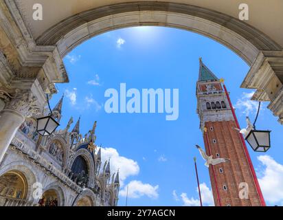 Dai un'occhiata a Piazza San Marco dalla galleria di Venezia. Foto Stock