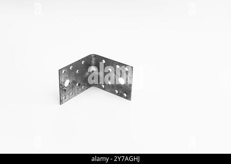 Angoli metallici per dispositivi di fissaggio. isolato su sfondo bianco Foto Stock