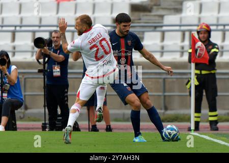 Alessandro Caporale di Cosenza in azione contro Giuseppe Sibilli della SSC Bari durante SSC Bari vs Cosenza calcio, partita italiana di serie B a Bari, Italia, settembre 28 2024 Foto Stock