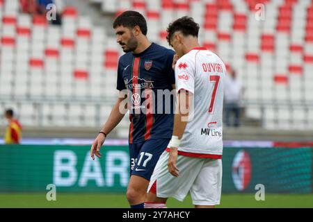 Alessandro Caporale di Cosenza e Andrea Oliveri della SSC Bari durante SSC Bari vs Cosenza calcio, partita di serie B a Bari, Italia, settembre 28 2024 Foto Stock