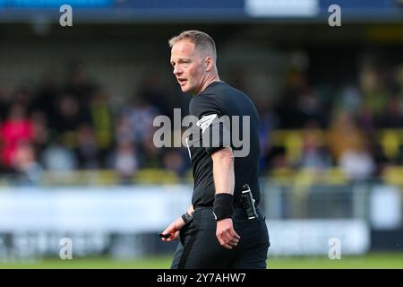 The Exercise Stadium, Harrogate, Inghilterra - 28 settembre 2024 arbitro Martin Coy - durante la partita Harrogate Town contro Bradford City, EFL League 2, 2024/25, presso l'Exercise Stadium, Harrogate, Inghilterra - 28 settembre 2024 credito: Mathew Marsden/WhiteRosePhotos/Alamy Live News Foto Stock