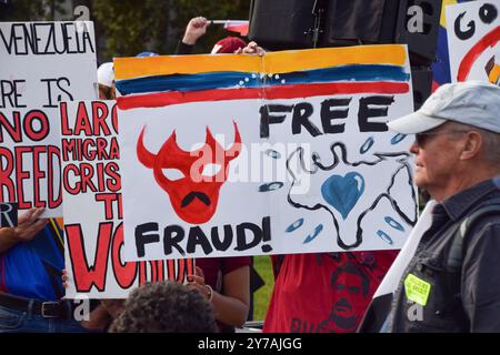 Londra, Regno Unito. 28 settembre 2024. I membri della comunità venezuelana si riuniscono in piazza del Parlamento per protestare contro il presidente del Venezuela, Nicolas Maduro. Crediti: Vuk Valcic/Alamy Live News Foto Stock