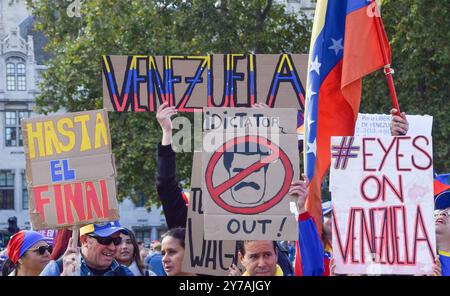 Londra, Regno Unito. 28 settembre 2024. I membri della comunità venezuelana si riuniscono in piazza del Parlamento per protestare contro il presidente del Venezuela, Nicolas Maduro. Crediti: Vuk Valcic/Alamy Live News Foto Stock