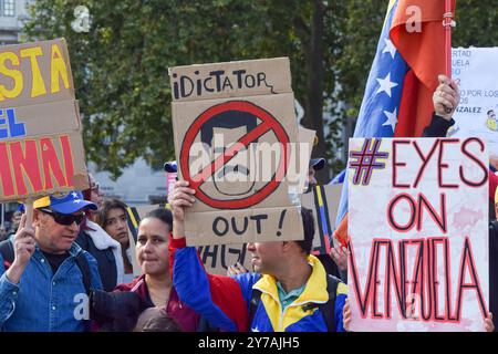 Londra, Regno Unito. 28 settembre 2024. I membri della comunità venezuelana si riuniscono in piazza del Parlamento per protestare contro il presidente del Venezuela, Nicolas Maduro. Crediti: Vuk Valcic/Alamy Live News Foto Stock