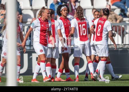 Amsterdam, Paesi Bassi. 29 settembre 2024. AMSTERDAM, 29-09-2024, De Toekomst, Azerion Eredivisie vrouwen, Ajax - PEC (donne), stagione 2024/2025, durante la partita Ajax - PEC (donne), la giocatrice dell'Ajax Lilly Yohannes segna e festeggia 3-1 crediti: Pro tiri/Alamy Live News Foto Stock